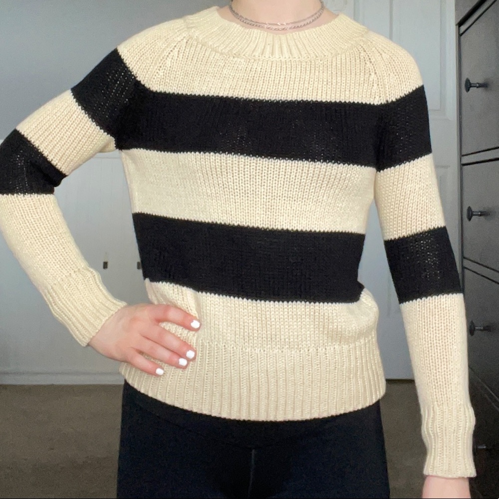 Cream/black striped sweater!🦔